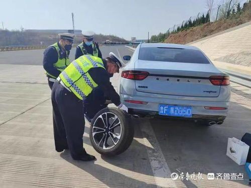 高速爆胎司机手足无措 辅警指挥交通