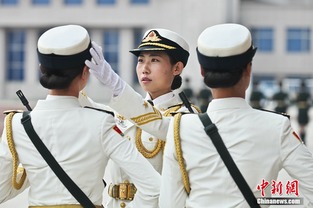 越南女孩目睹解放军仪仗队风采，狂喊好帅引发网友热议